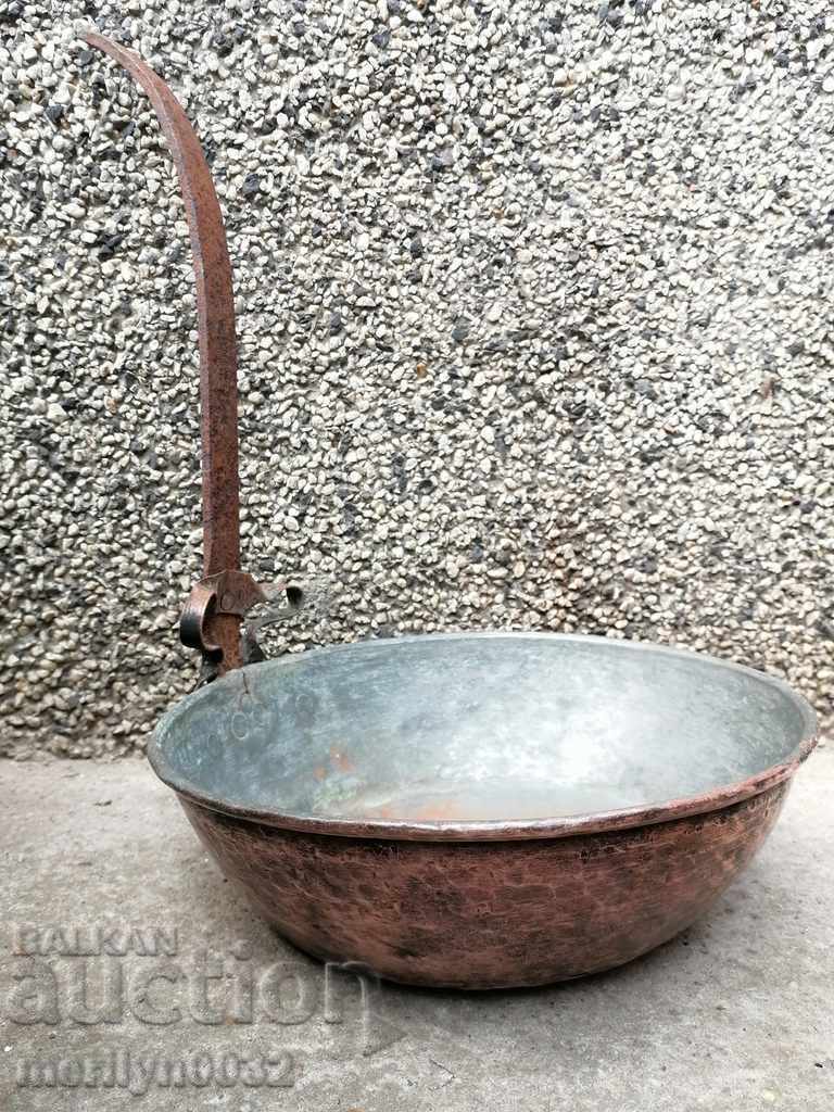 Delivery of An old copper pan, a baker, a tray, a copper pot