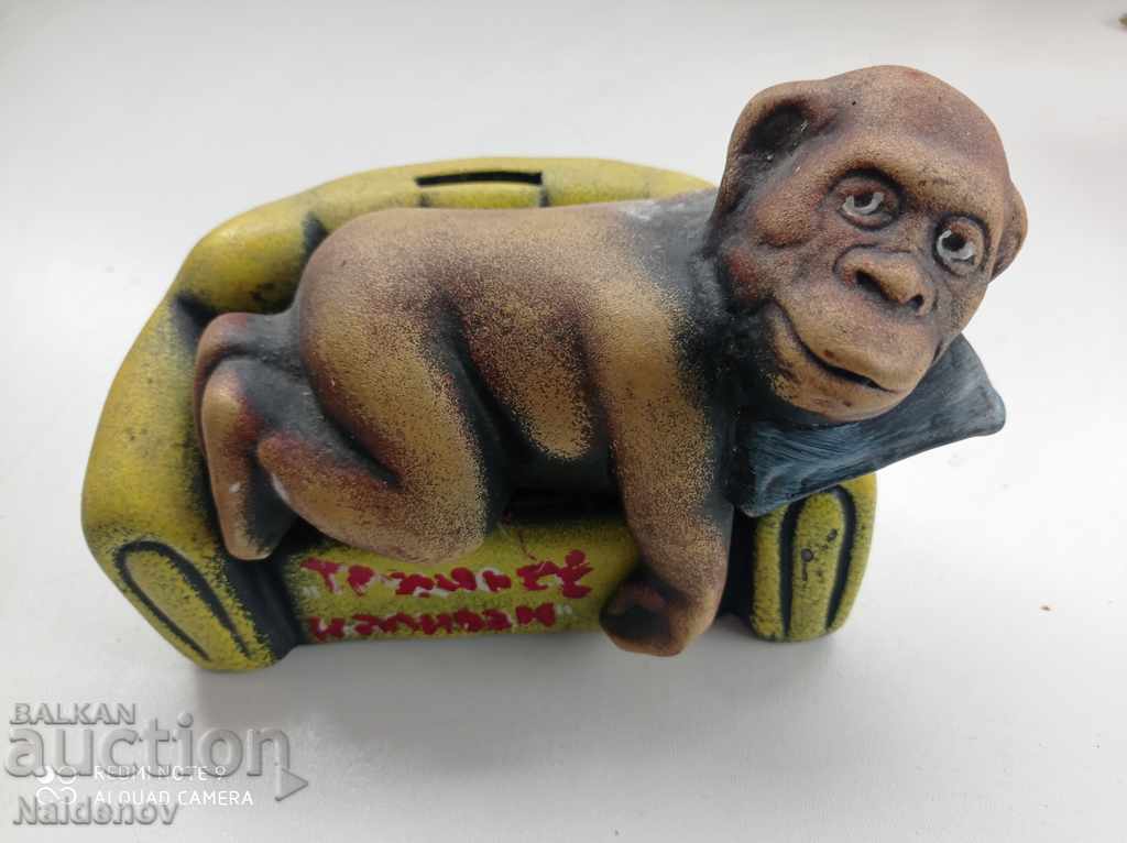 O hrană a unei maimuțe întindea ceramică troiană