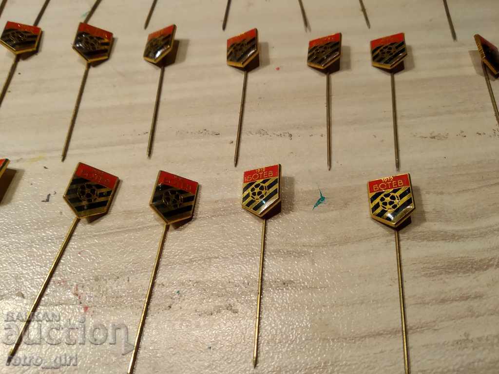 Продавам 35 бр. стари футболни значки. с цена 32.00 лв. | € 16.36 Продавам 35 бр. стари футболни значки. с цена 32.00 лв. | € 16.36