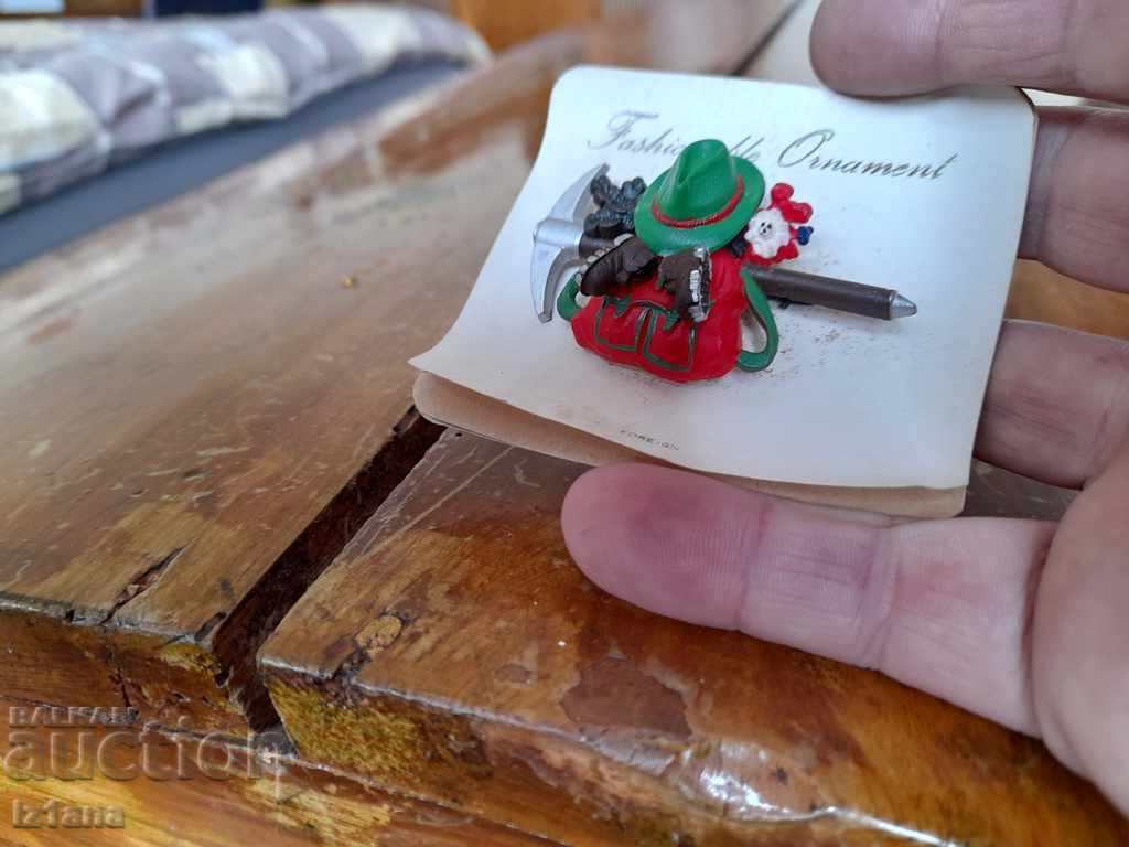 Delivery of Old Glista Mendarin brooch Delivery of Old Glista Mendarin brooch