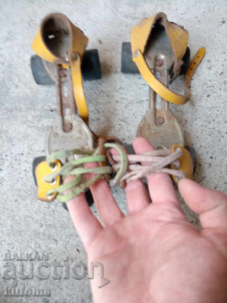 Old roller skates with price 19.99 BGN | € 10.22 Old roller skates with price 19.99 BGN | € 10.22