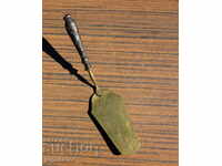 spatulă antică de servire cu mâner argintiu marcat