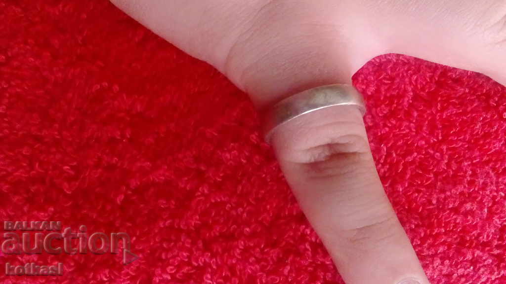 Παλιό ασημένιο δαχτυλίδι βέρα με σήμανση 925 με τιμή 25.50 BGN | € 13.04 Παλιό ασημένιο δαχτυλίδι βέρα με σήμανση 925 με τιμή 25.50 BGN | € 13.04