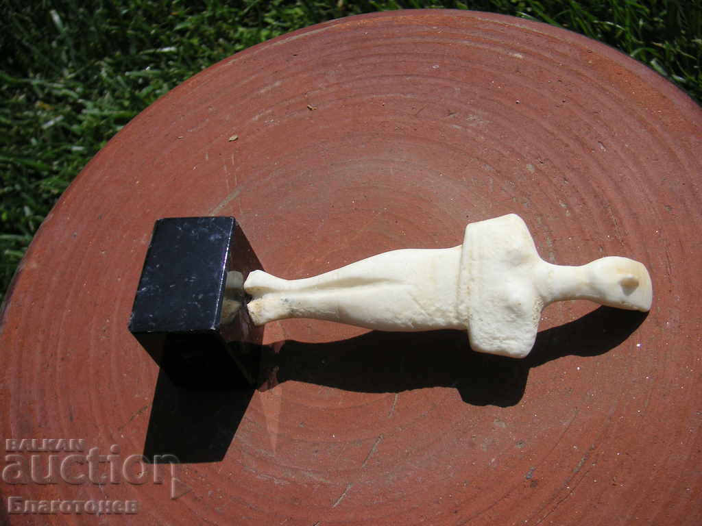 Delivery of Plastic statuette Delivery of Plastic statuette