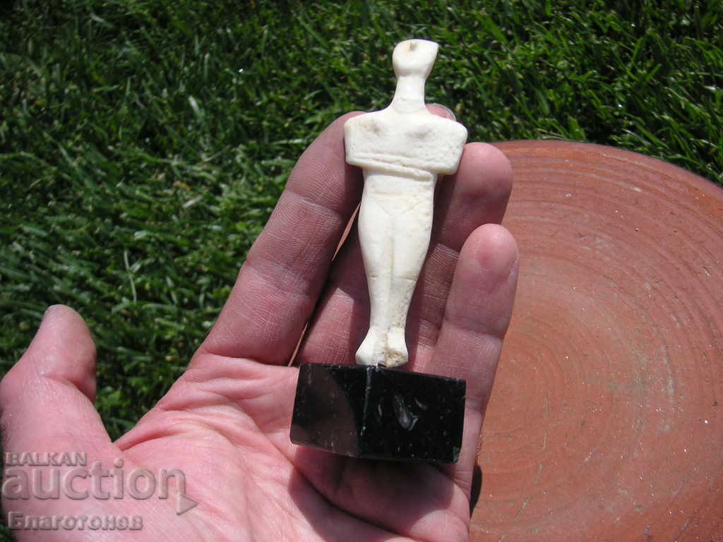 Plastic statuette - 5 Plastic statuette - 5