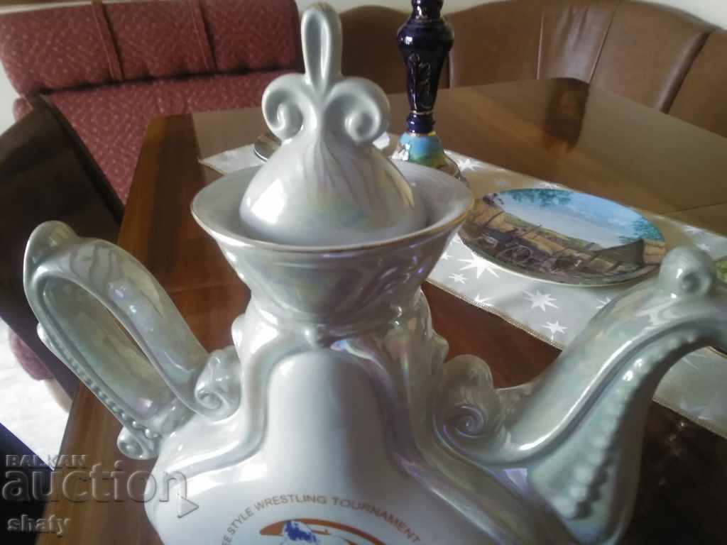 Δημοπρασία Τσαγιέρα από πορσελάνη από την Ολυμπιάδα Δημοπρασία Τσαγιέρα από πορσελάνη από την Ολυμπιάδα