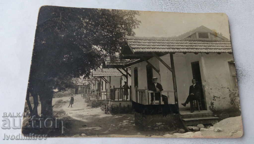Foto Doi bărbați pe veranda din fața casei 1924
