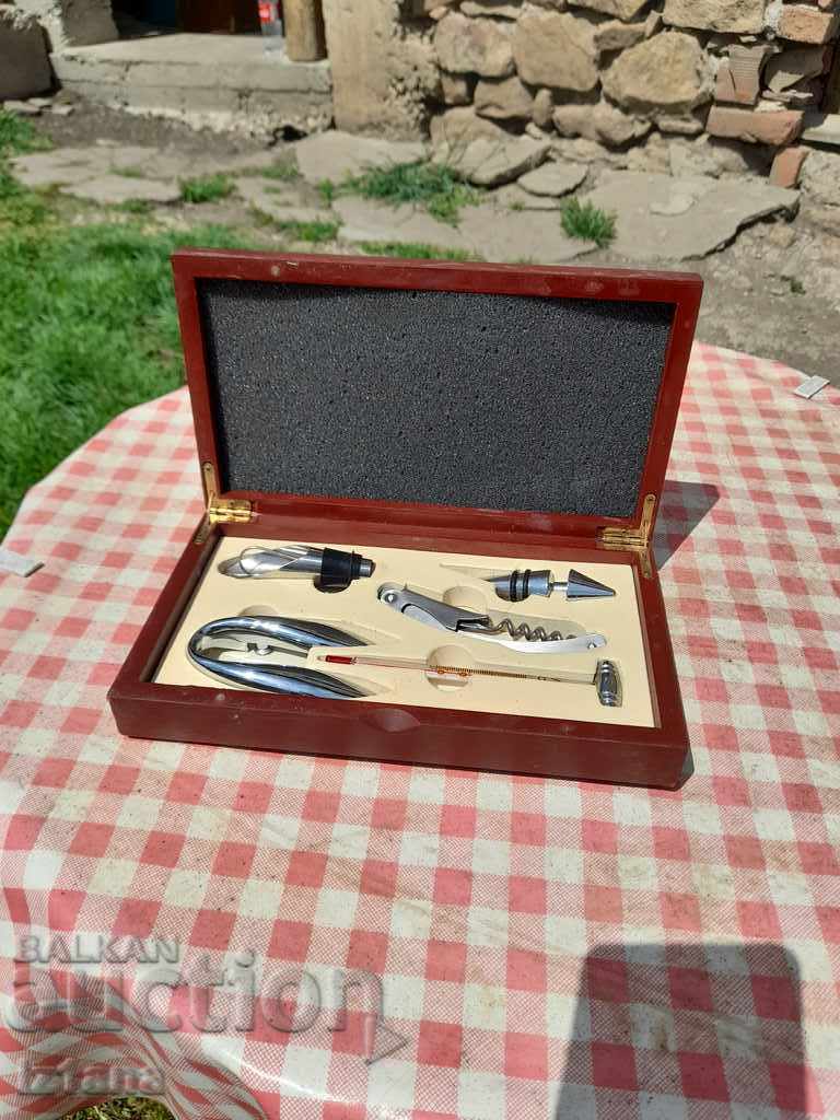 Комплект аксесоари за вино с цена 20.00 лв. | € 10.23 Комплект аксесоари за вино с цена 20.00 лв. | € 10.23