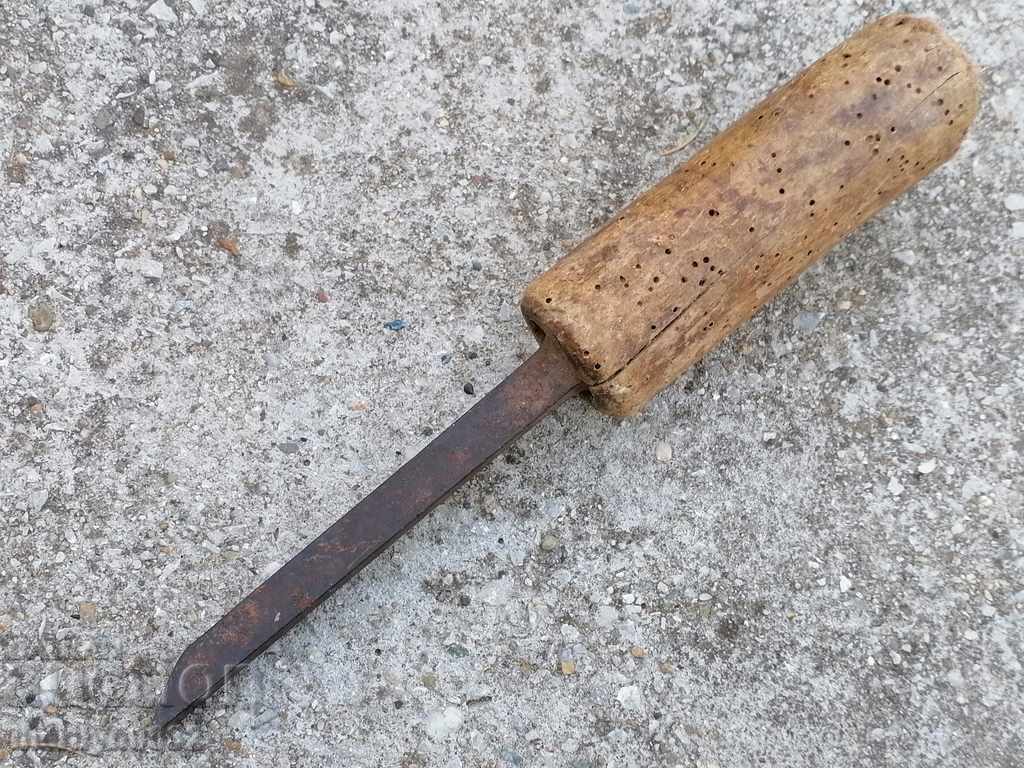 Licitație Instrument de prelucrare a lemnului cu daltă de marcă veche Licitație Instrument de prelucrare a lemnului cu daltă de marcă veche