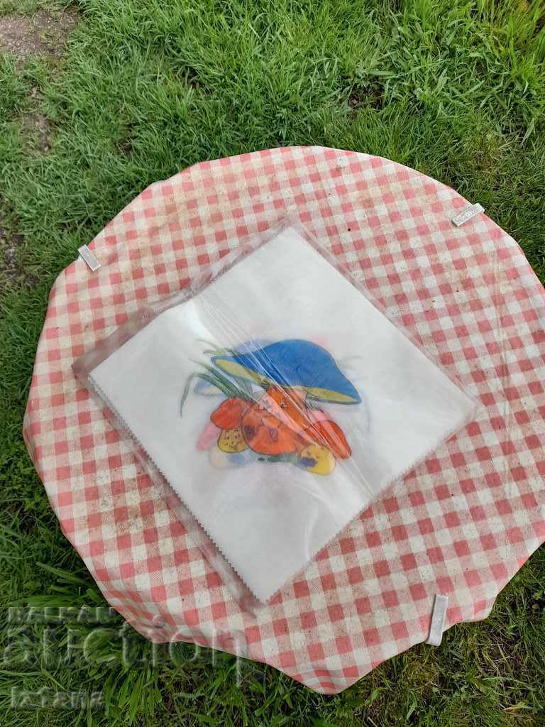 Παλιά χαρτοπετσέτες για κρύο σερβίρισμα Παλιά χαρτοπετσέτες για κρύο σερβίρισμα