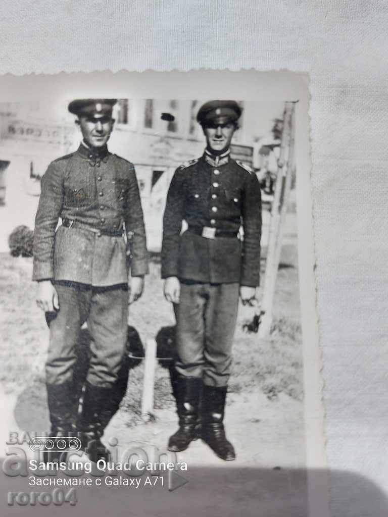 PILOTI - WW II cu preț € 5.99 | 11.72 BGN