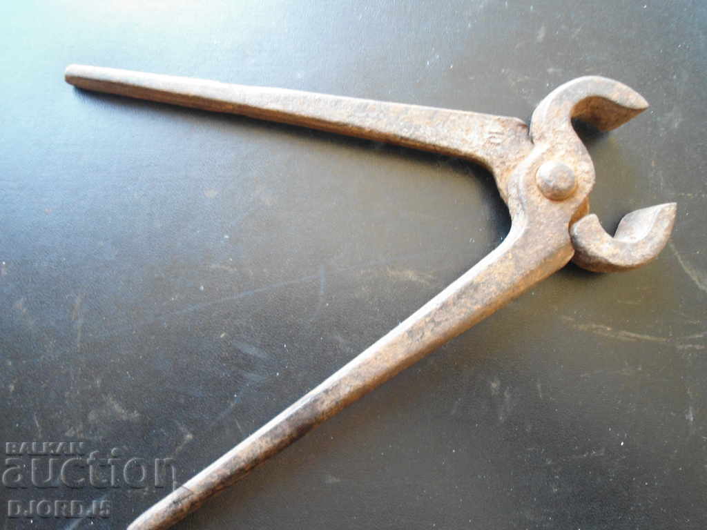 Old pliers with price 2.00 BGN | € 1.02 Old pliers with price 2.00 BGN | € 1.02