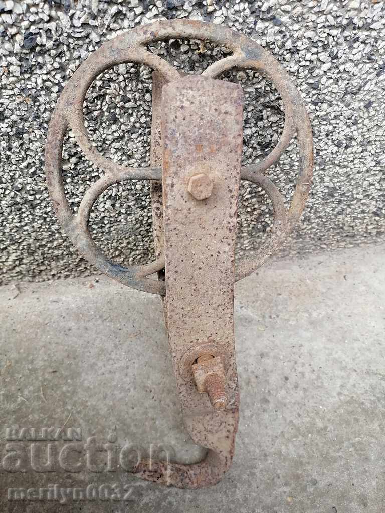 Old wrought iron pulley reel primitive wrought iron with price 52.00 BGN | € 26.59 Old wrought iron pulley reel primitive wrought iron with price 52.00 BGN | € 26.59