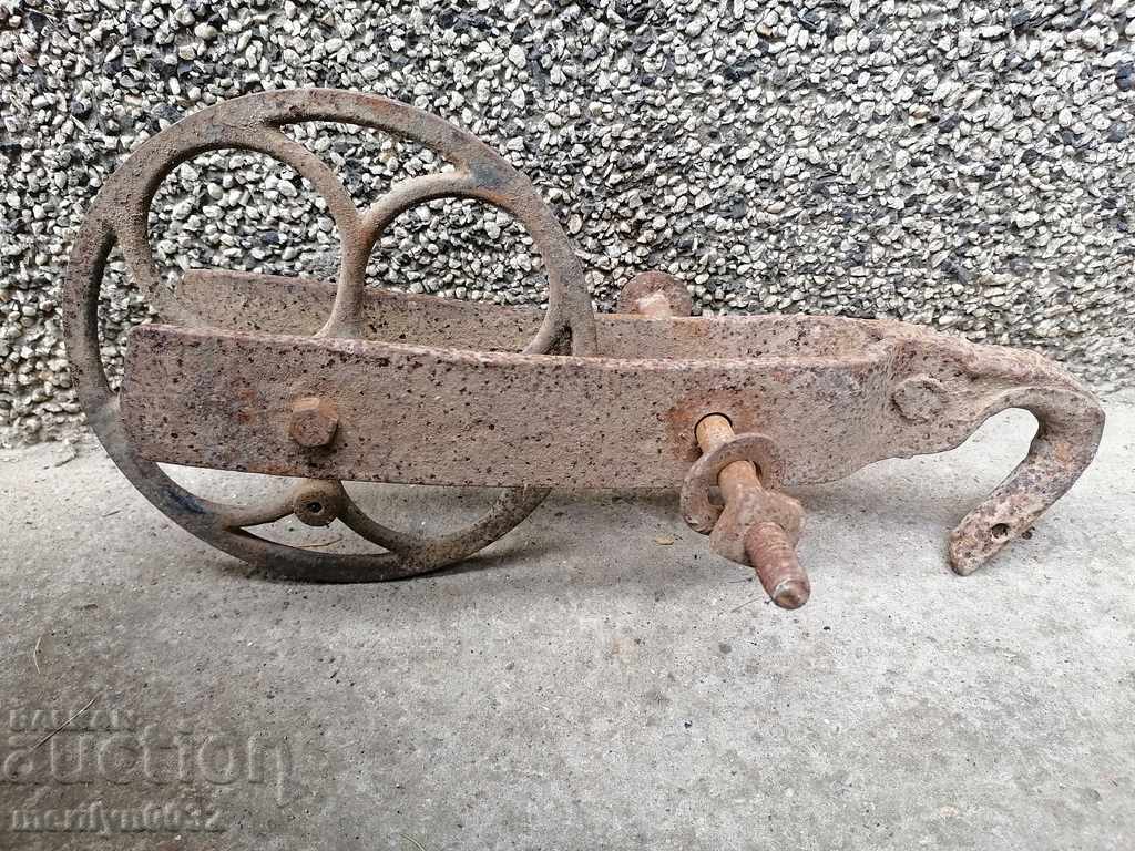 Delivery of Old wrought iron pulley reel primitive wrought iron Delivery of Old wrought iron pulley reel primitive wrought iron