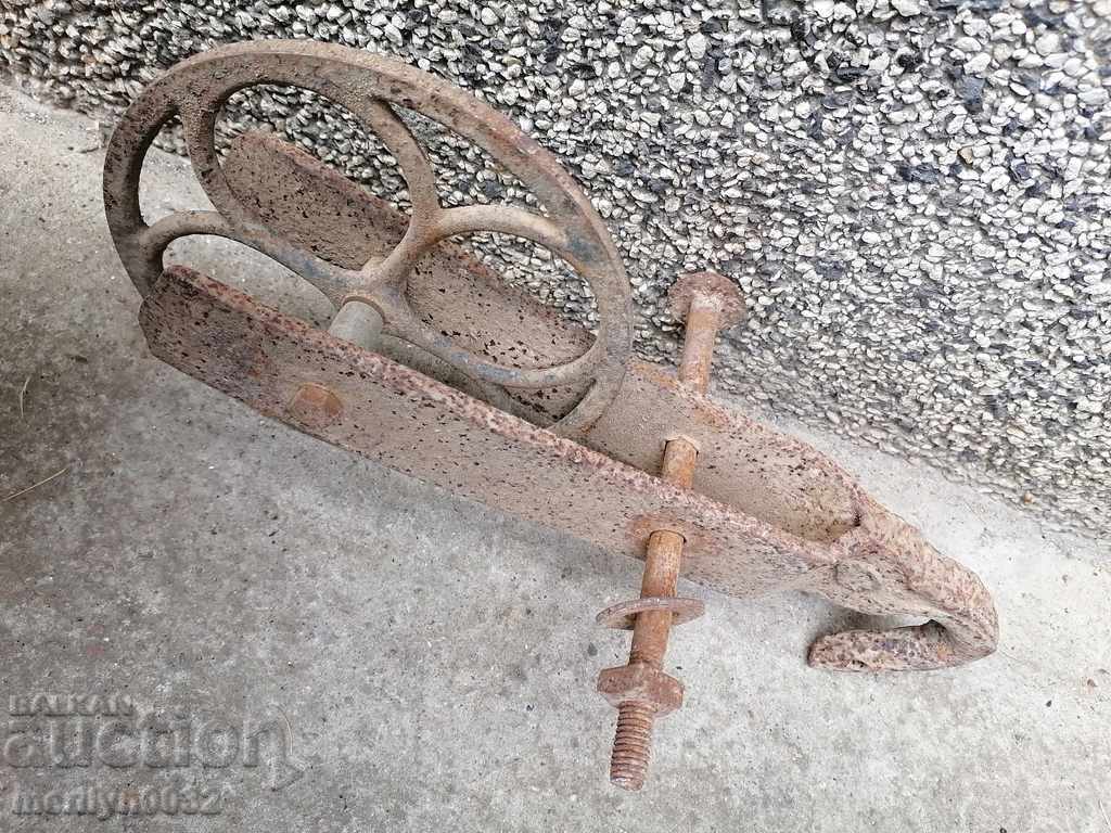 Old wrought iron pulley reel primitive wrought iron - 5 Old wrought iron pulley reel primitive wrought iron - 5