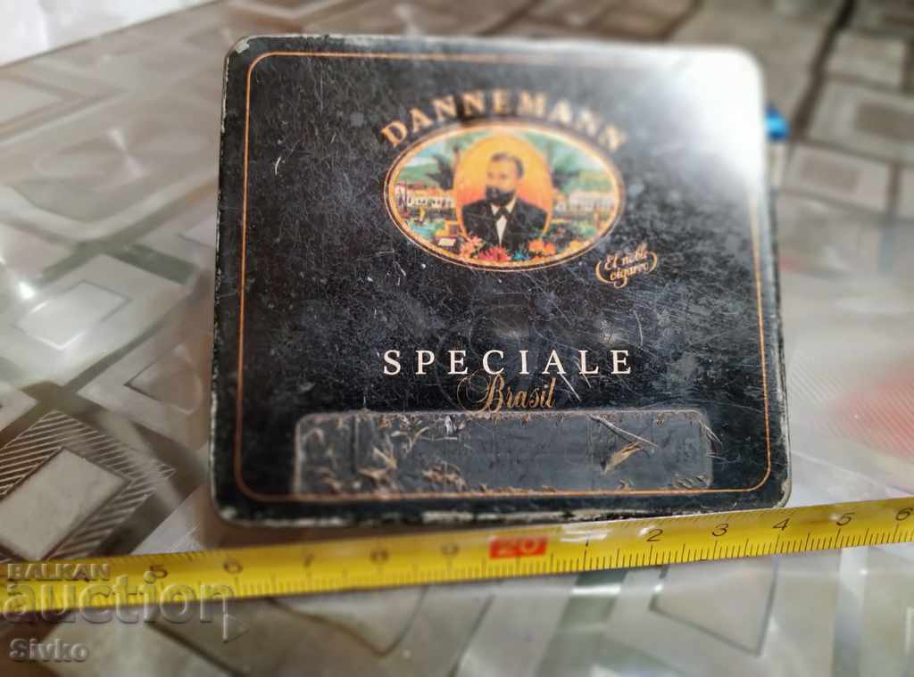 O cutie de țigări din metal 3 O cutie de țigări din metal 3