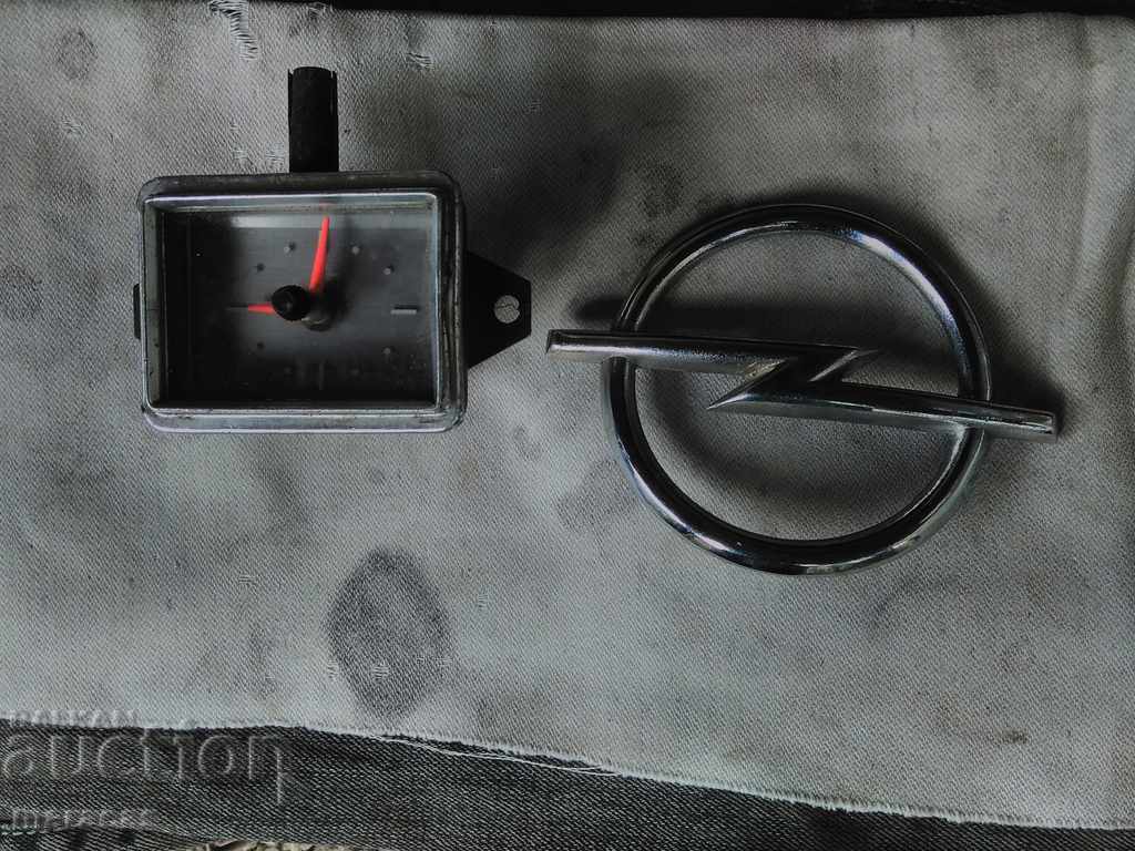 Стар часовник от автомобил Опел и емблема