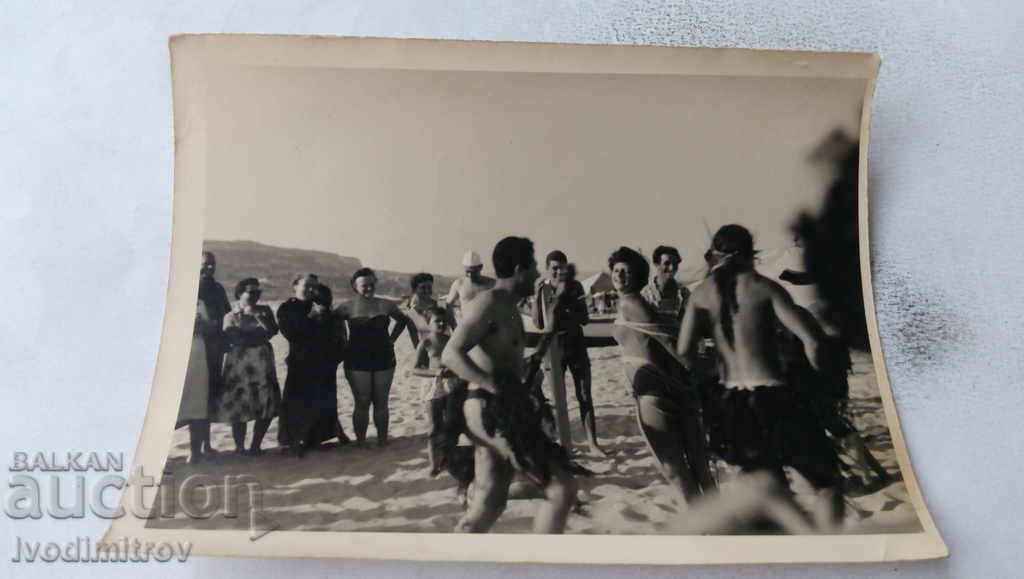 Φωτογραφία Άνδρες και γυναίκες στην παραλία