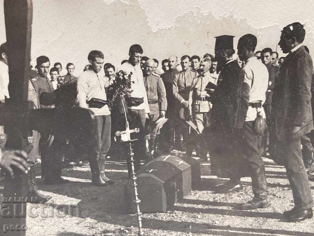 Δημοπρασία Ιερέας Στρατιωτική ταφή Ένας συντρόφιος σκοτώθηκε Δημοπρασία Ιερέας Στρατιωτική ταφή Ένας συντρόφιος σκοτώθηκε