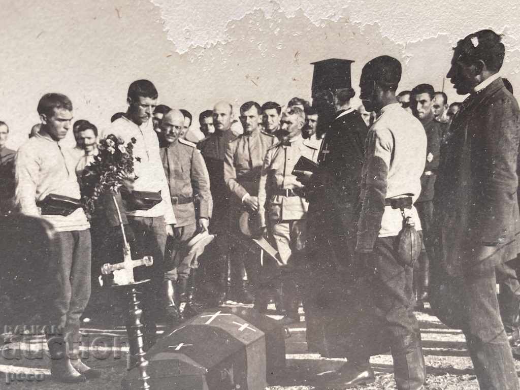 Παράδοση Ιερέας Στρατιωτική ταφή Ένας συντρόφιος σκοτώθηκε Παράδοση Ιερέας Στρατιωτική ταφή Ένας συντρόφιος σκοτώθηκε