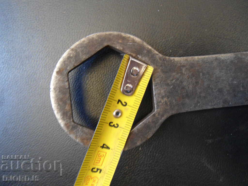 Auction  Old key, hexagram