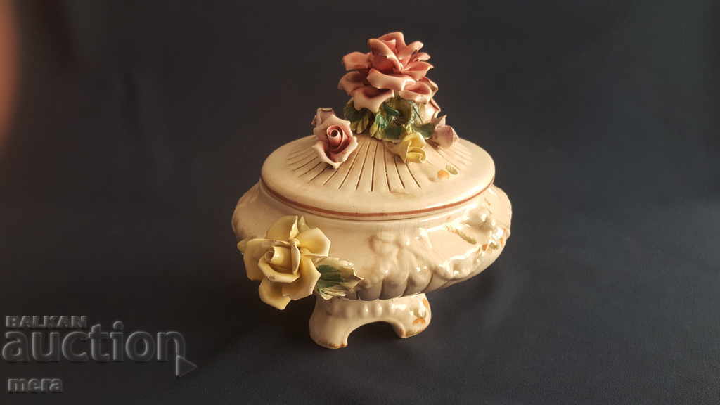 Auction Old porcelain vessel with exquisite floral motifs Auction Old porcelain vessel with exquisite floral motifs