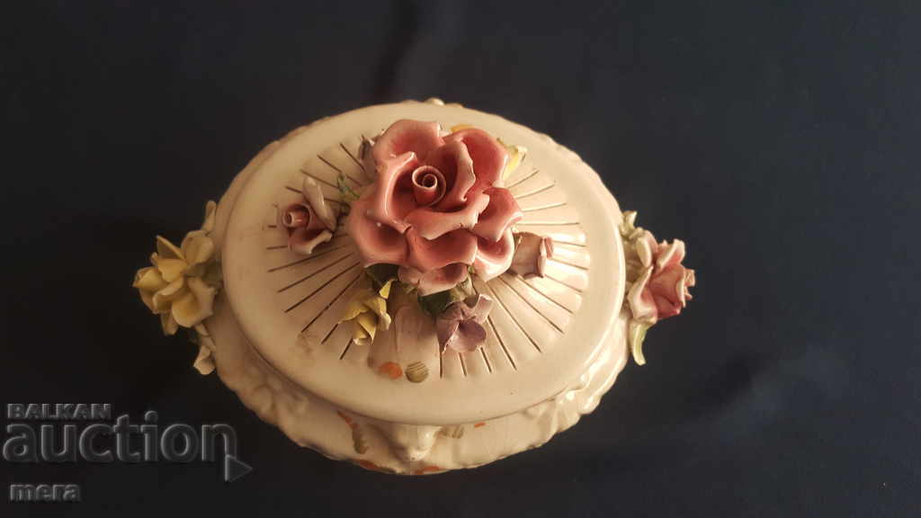 Delivery of Old porcelain vessel with exquisite floral motifs Delivery of Old porcelain vessel with exquisite floral motifs