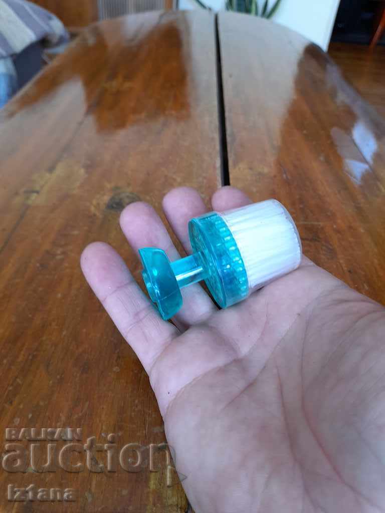 Παλιό πινέλο μακιγιάζ με τιμή 18.00 BGN | € 9.20 Παλιό πινέλο μακιγιάζ με τιμή 18.00 BGN | € 9.20