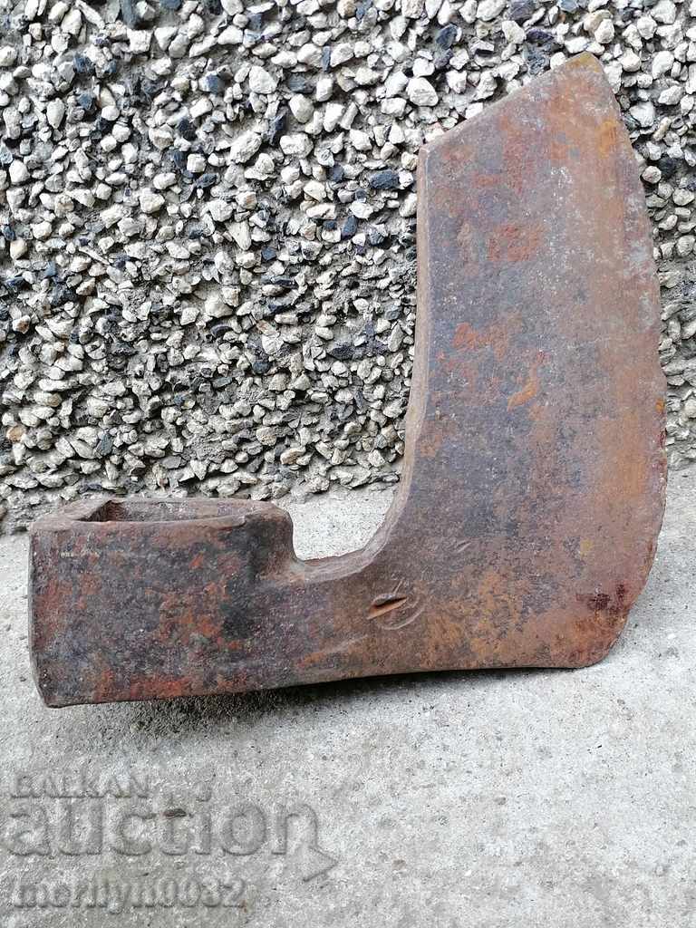 Стара брадва топор инструмент  ковано желязо с цена 44.00 лв. | € 22.50