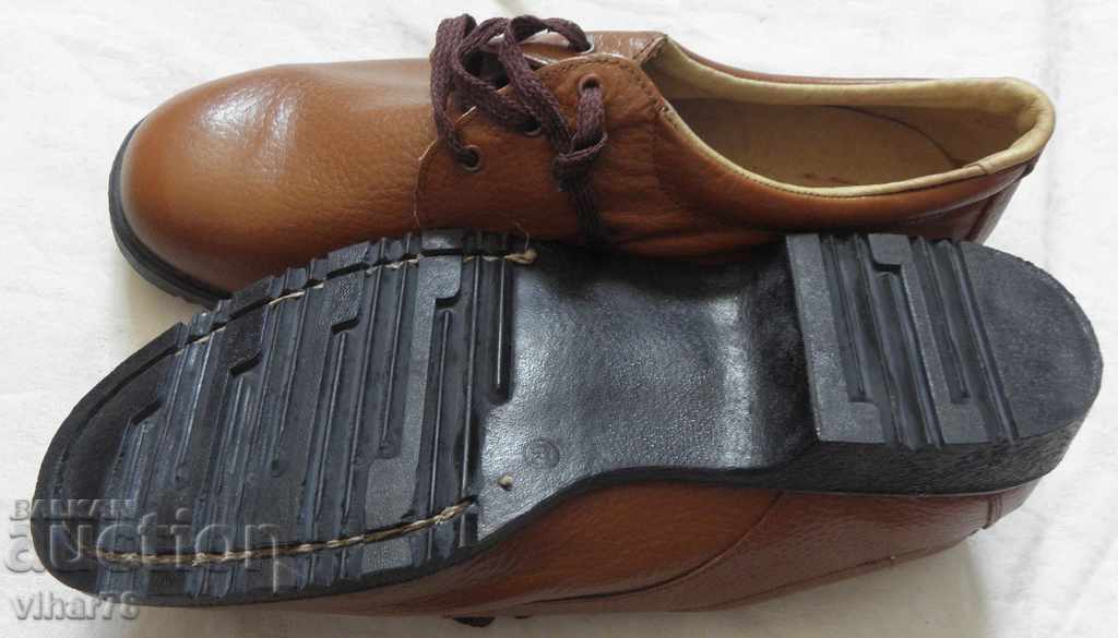 Auction old shoes not used from the old material Auction old shoes not used from the old material