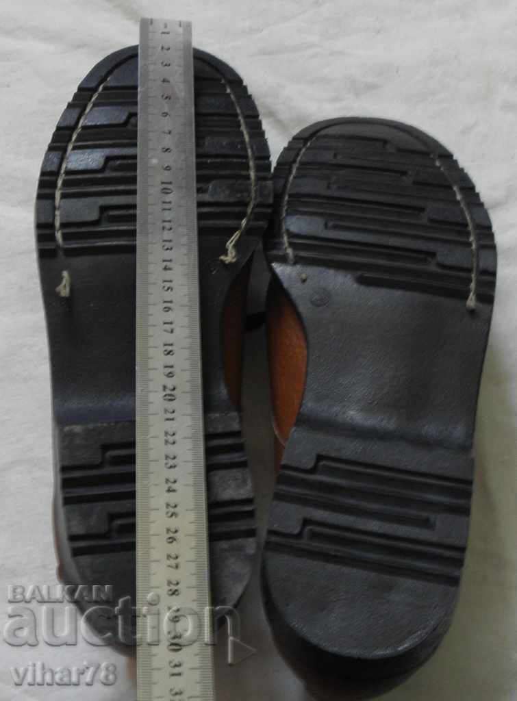 Pantofi vechi, nefolosiți, din material vechi - 7