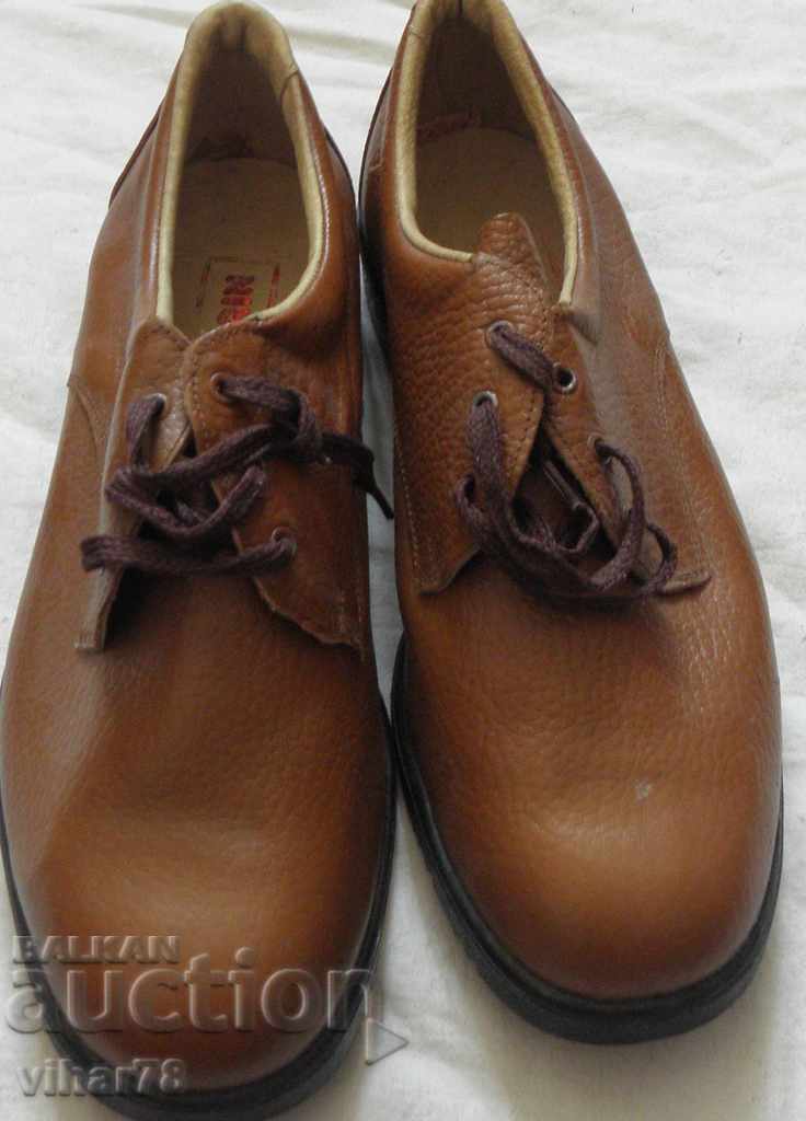 pantofi vechi neutilizați din materialul vechi