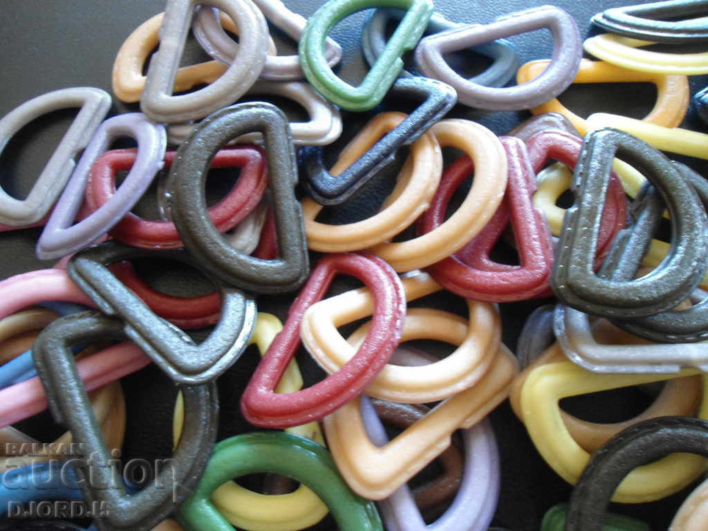 Παλιά πλαστικές πόρπες με τιμή 4.00 BGN | € 2.05 Παλιά πλαστικές πόρπες με τιμή 4.00 BGN | € 2.05