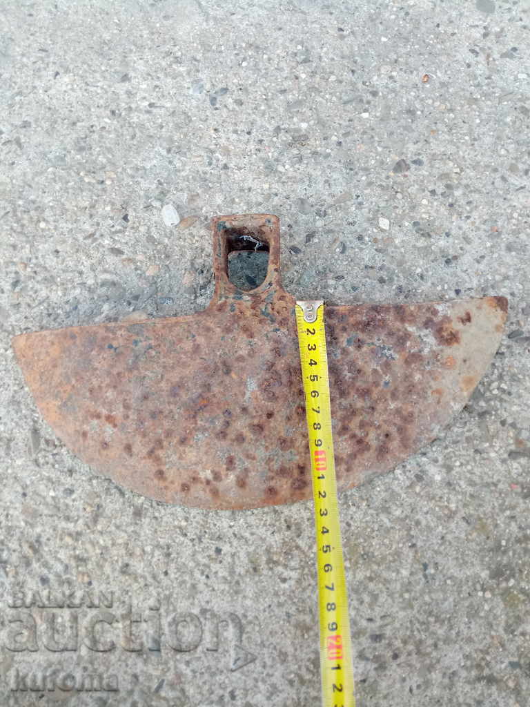 Δημοπρασία Μια παλιά σκαπάνη Δημοπρασία Μια παλιά σκαπάνη