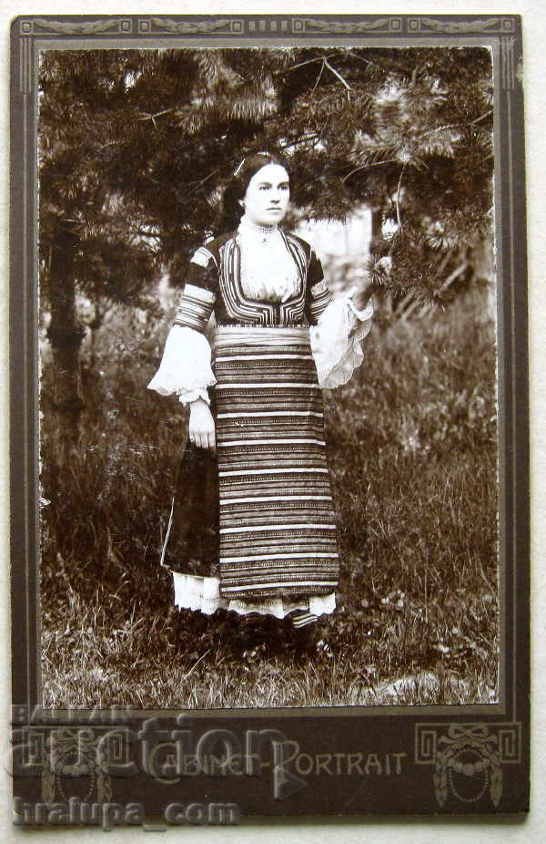Παλιά λαϊκή φορεσιά φωτογραφίας από σκληρό χαρτόνι