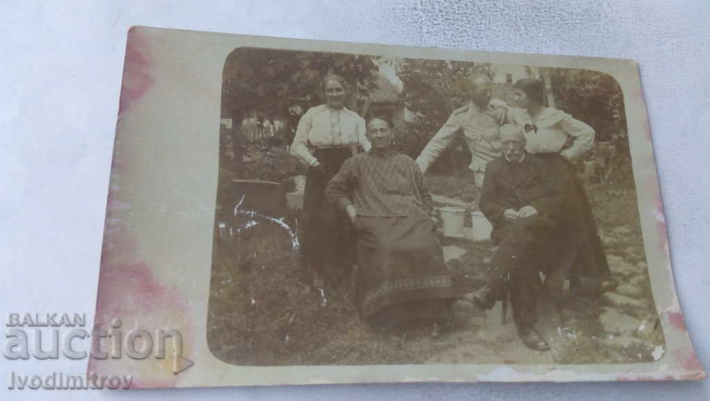 Photo Kyustendil Officer with his family in the yard 1918