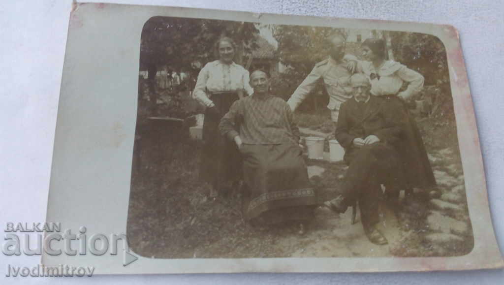 Fotografie Ofițer Kyustendil cu familia în curtea din 1918