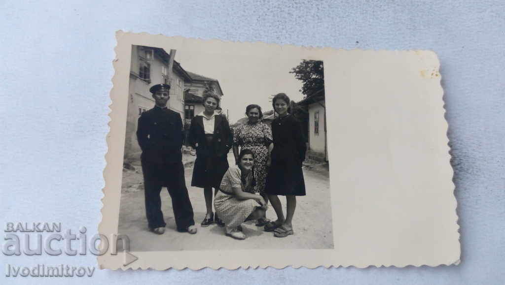 Photo Nikopol Friends on the street 1945