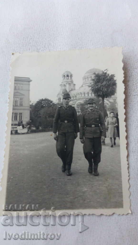Φωτογραφία Σόφια Δύο στρατιώτες περπατούν στο κέντρο