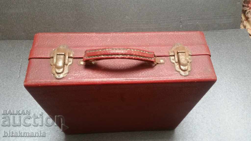 Old briefcase - read the auction carefully with price 19.99 BGN | € 10.22 Old briefcase - read the auction carefully with price 19.99 BGN | € 10.22