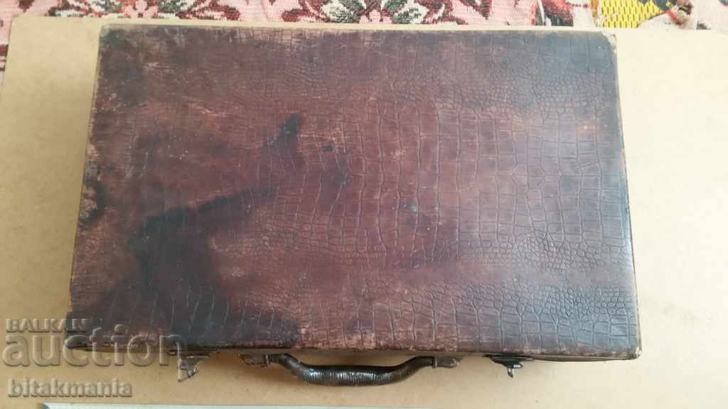 Very old briefcase - read the auction carefully with price 19.99 BGN | € 10.22 Very old briefcase - read the auction carefully with price 19.99 BGN | € 10.22