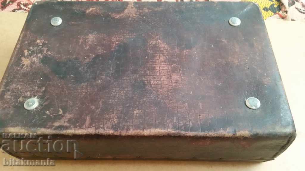 Delivery of Very old briefcase - read the auction carefully Delivery of Very old briefcase - read the auction carefully