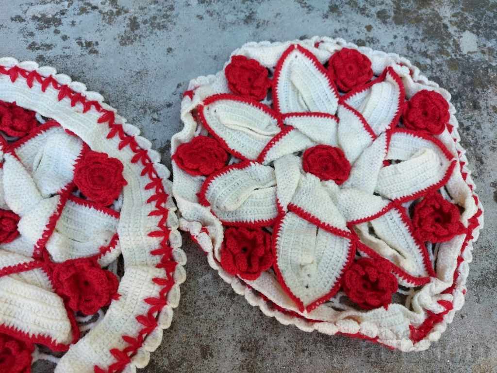 Delivery of LOT BOX KNITTED PLATE TABLE COVER PADS CHAIR CUSHIONS Delivery of LOT BOX KNITTED PLATE TABLE COVER PADS CHAIR CUSHIONS