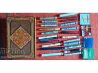 Colecție de tuburi pentru trabucuri într-o cutie veche din lemn, pirogravată