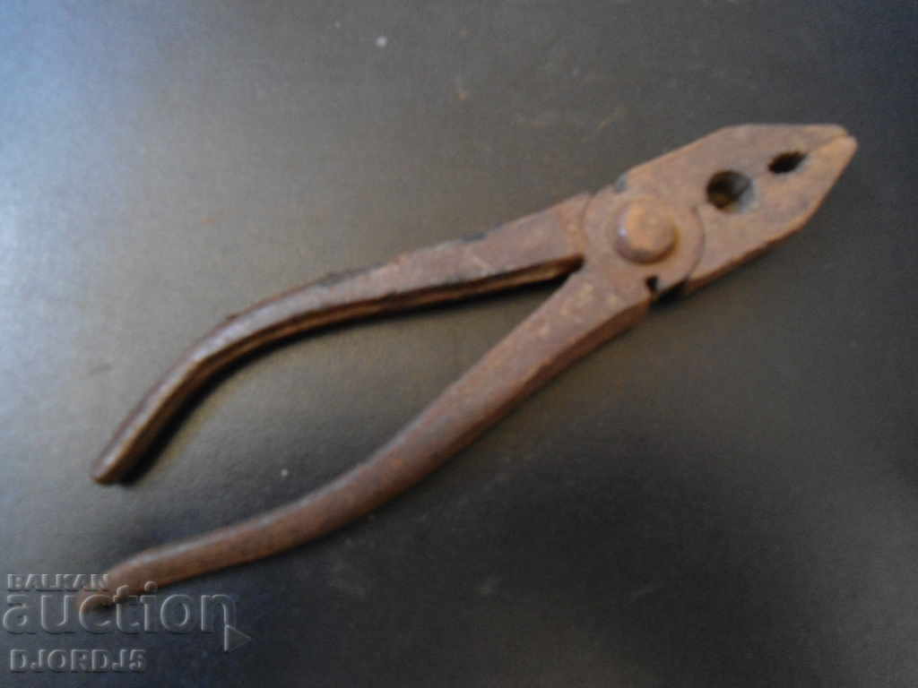 Old pliers with price 2.00 BGN | € 1.02 Old pliers with price 2.00 BGN | € 1.02