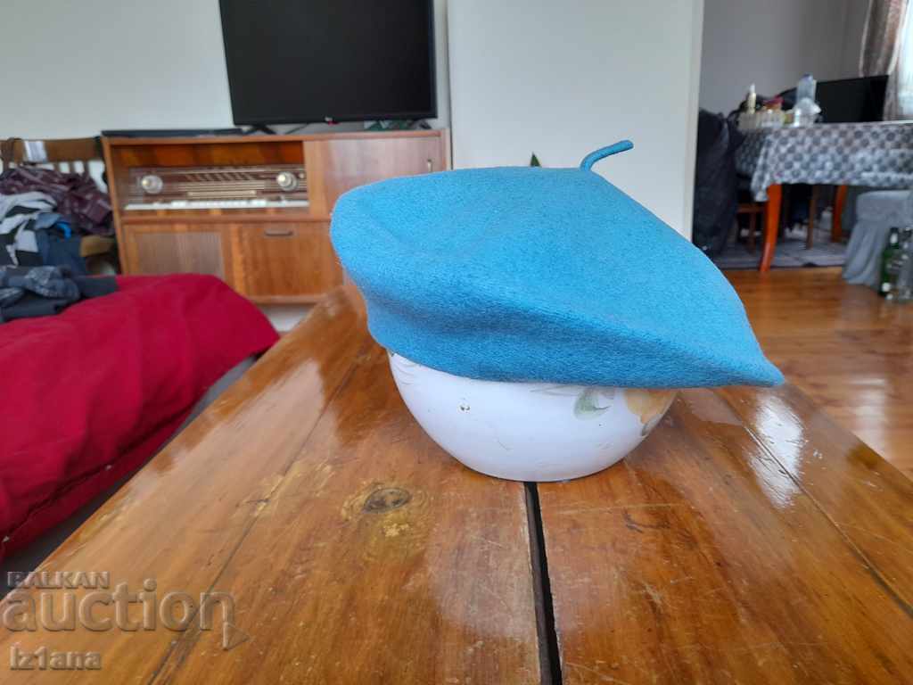 Beretă veche, șapcă cu preț 11.00 BGN | € 5.62 Beretă veche, șapcă cu preț 11.00 BGN | € 5.62