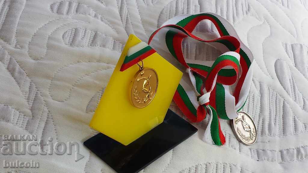 SET OF 2 MEDALS ATHLETICS / PEOPLE'S YOUTH NEWSPAPER 1968 - 6 SET OF 2 MEDALS ATHLETICS / PEOPLE'S YOUTH NEWSPAPER 1968 - 6