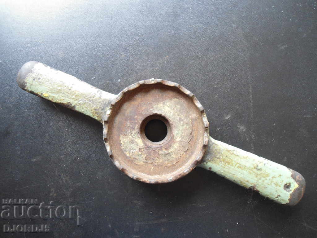 Old metal double-sided jar closure, 1,185 kg with price 6.00 BGN | € 3.07 Old metal double-sided jar closure, 1,185 kg with price 6.00 BGN | € 3.07