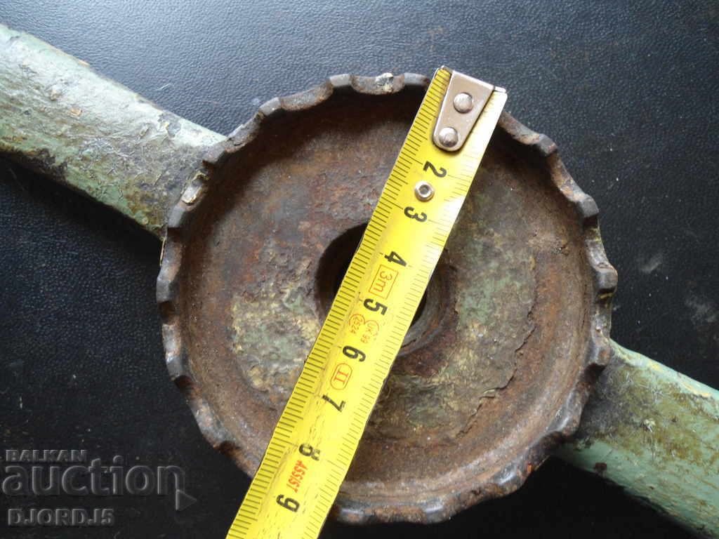 Auction Old metal double-sided jar closure, 1,185 kg Auction Old metal double-sided jar closure, 1,185 kg