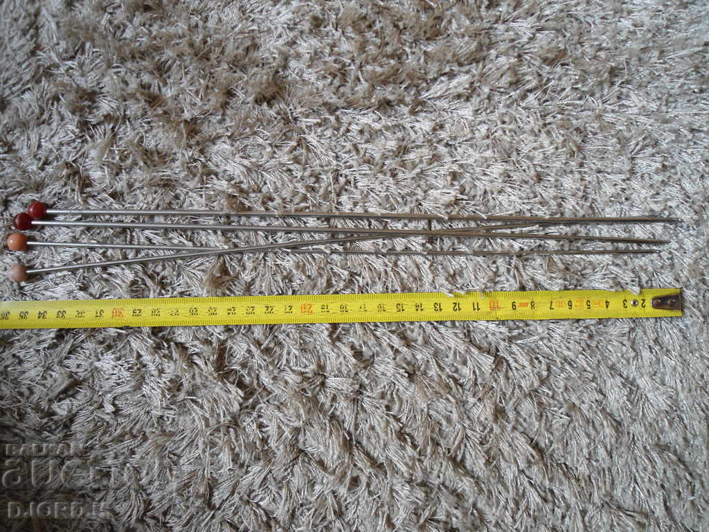 Delivery of Old metal knitting needles